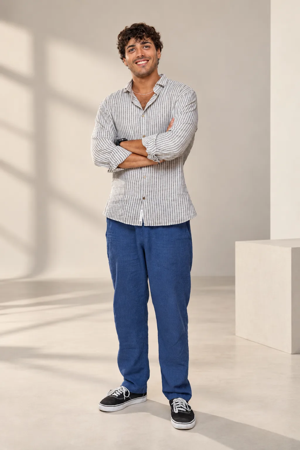 Federico Dubini in piedi, braccia conserte, camicia a righe